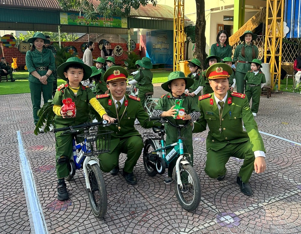 Công an xã Hợp Tiến chung tay xây dựng văn hóa an toàn giao thông cho trẻ em ngay từ bậc mầm non